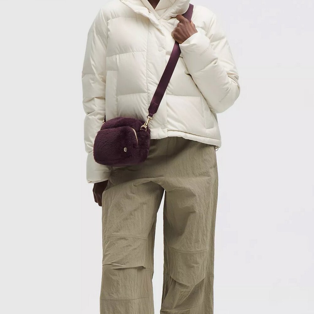 Everywhere Crossbody Bag 2L Plush Fleece ColourBlack Plum/Gold - Picture 2 of 5